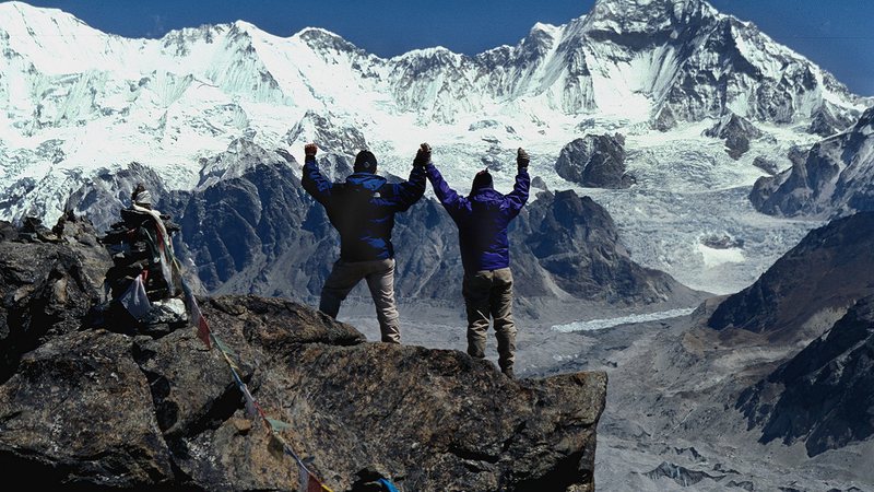 Desafios e Tragédias no Everest: A Escalada Mortal